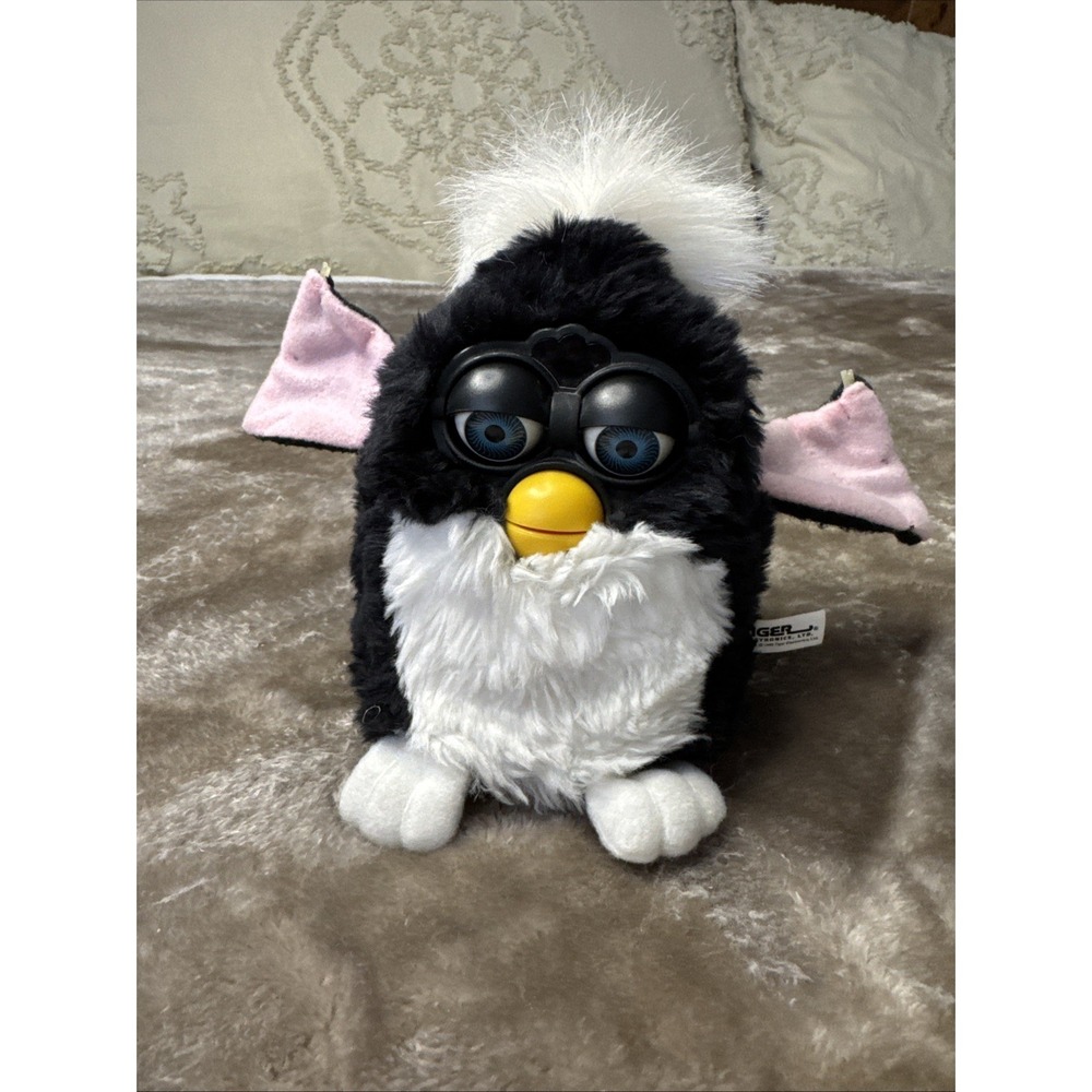 1998 Tiger Electronic Furby Skunk Black White Blue Eyes 70-800 READ SEE VIDEO